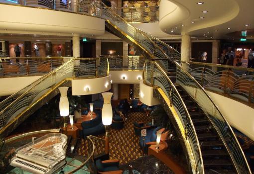 El Elegante Atrium del Buque y su original piano de Cristal